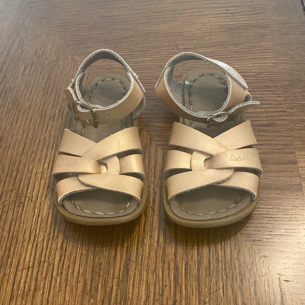 Saltwater Sandals rose gold 6c